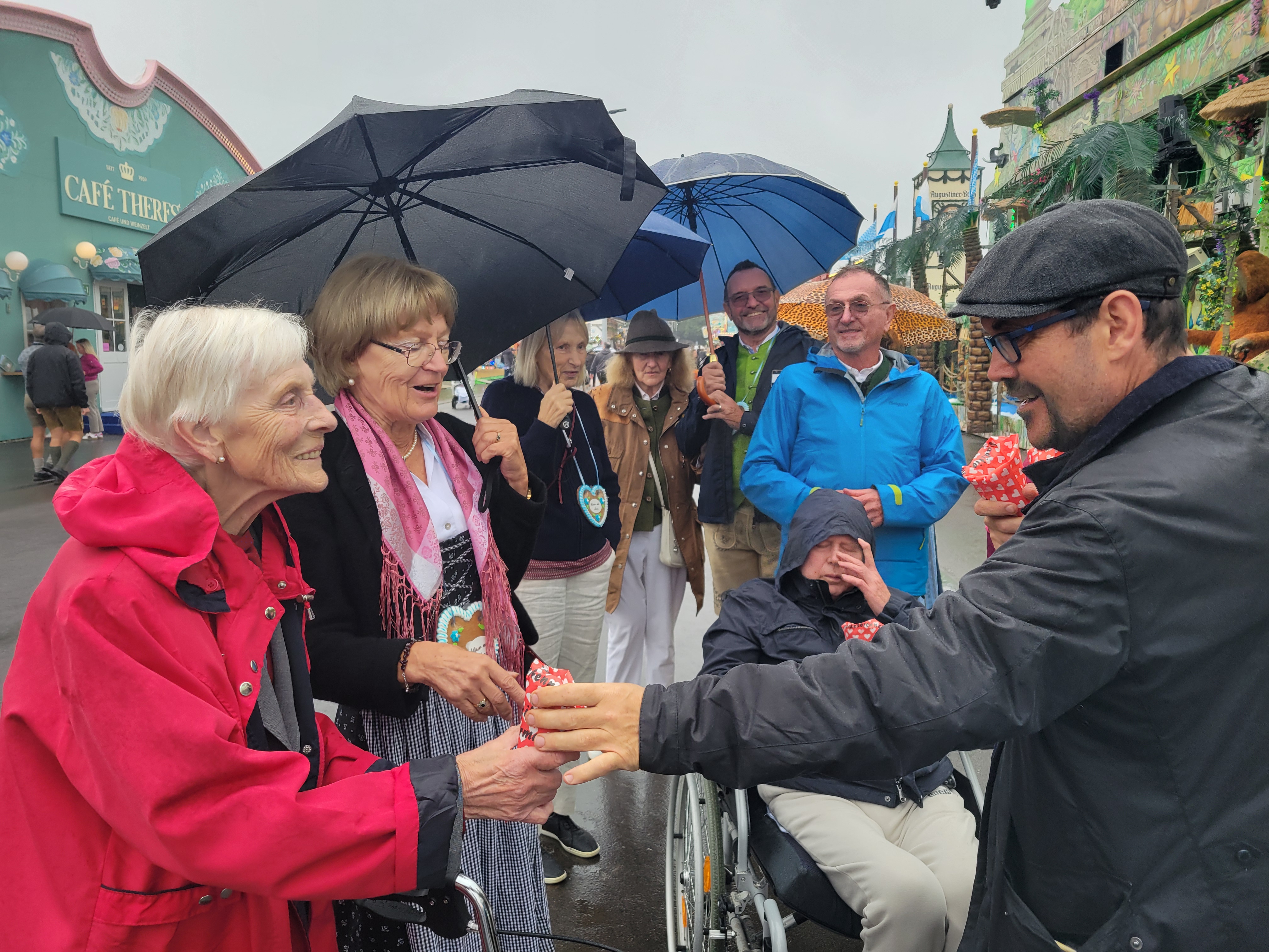 Fleischer verteilt Mandeln