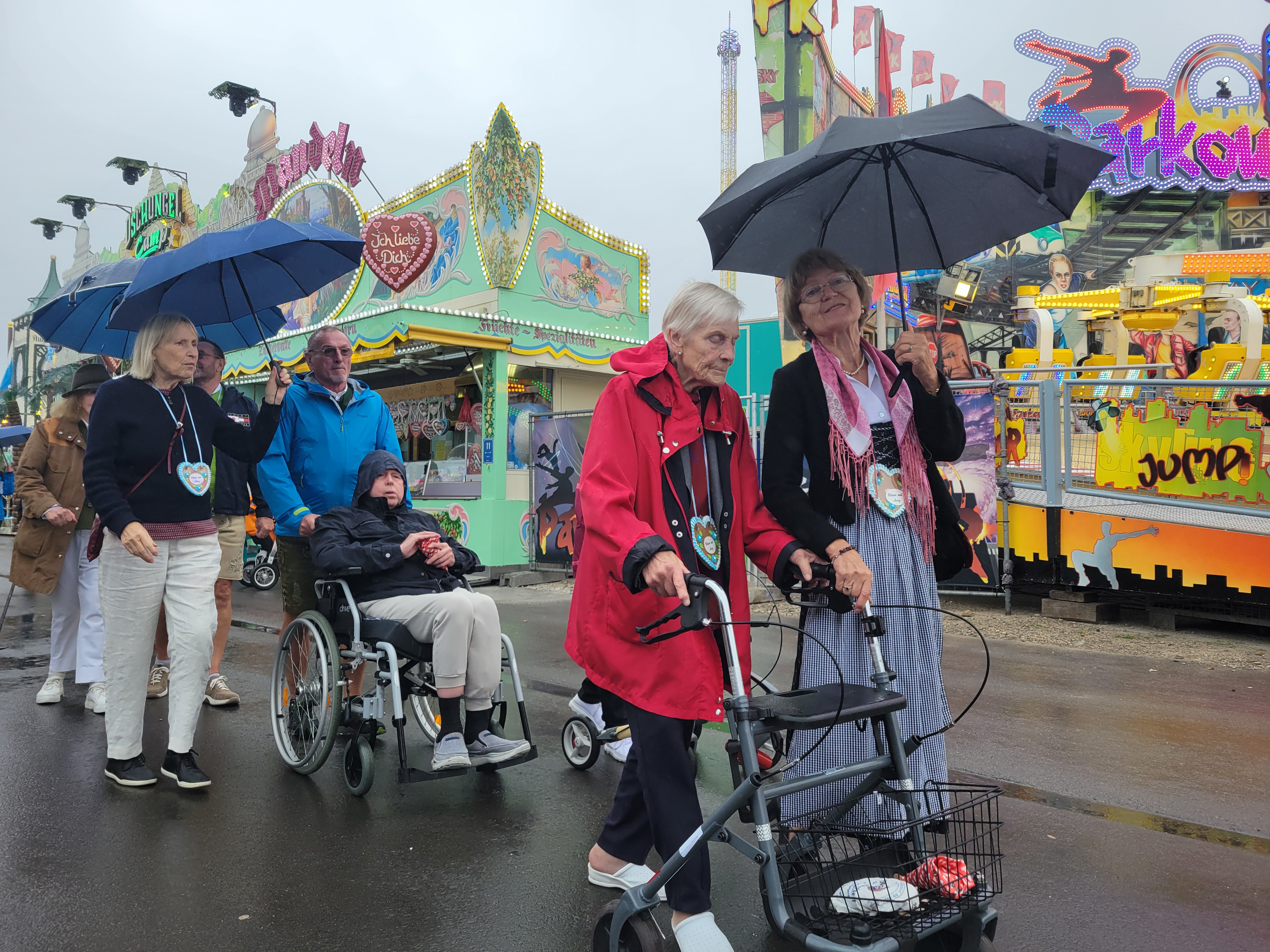 Gruppe spaziert ueber die Wiesn